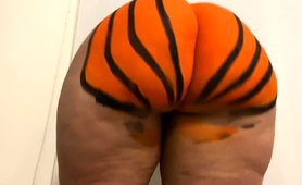 playful-ebony-babe-shows-off-big-pumpkin-painted-booty
