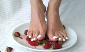 Amateur Femdom Vixen Crushing Strawberries Barefoot